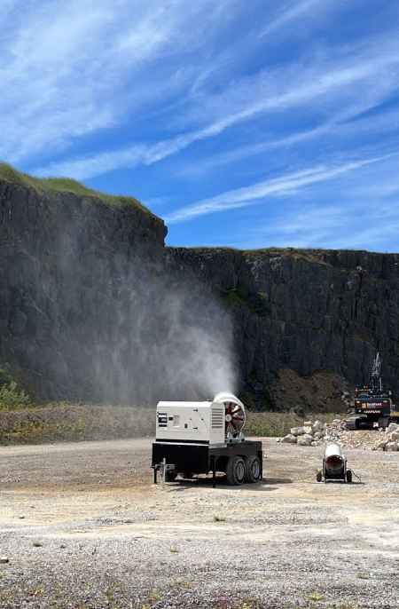 un système mobile de suppression des poussières fonctionnant sur un site minier avec un jet d'eau nébulisé à haute intensité