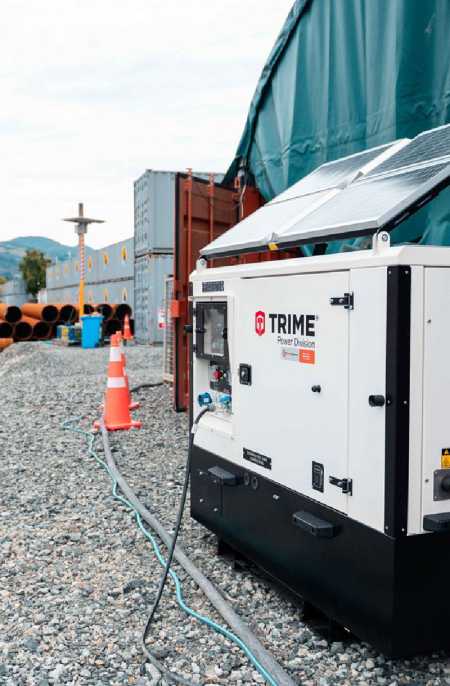 Un générateur hybride solaire Trime fournissant une énergie durable à un chantier de construction